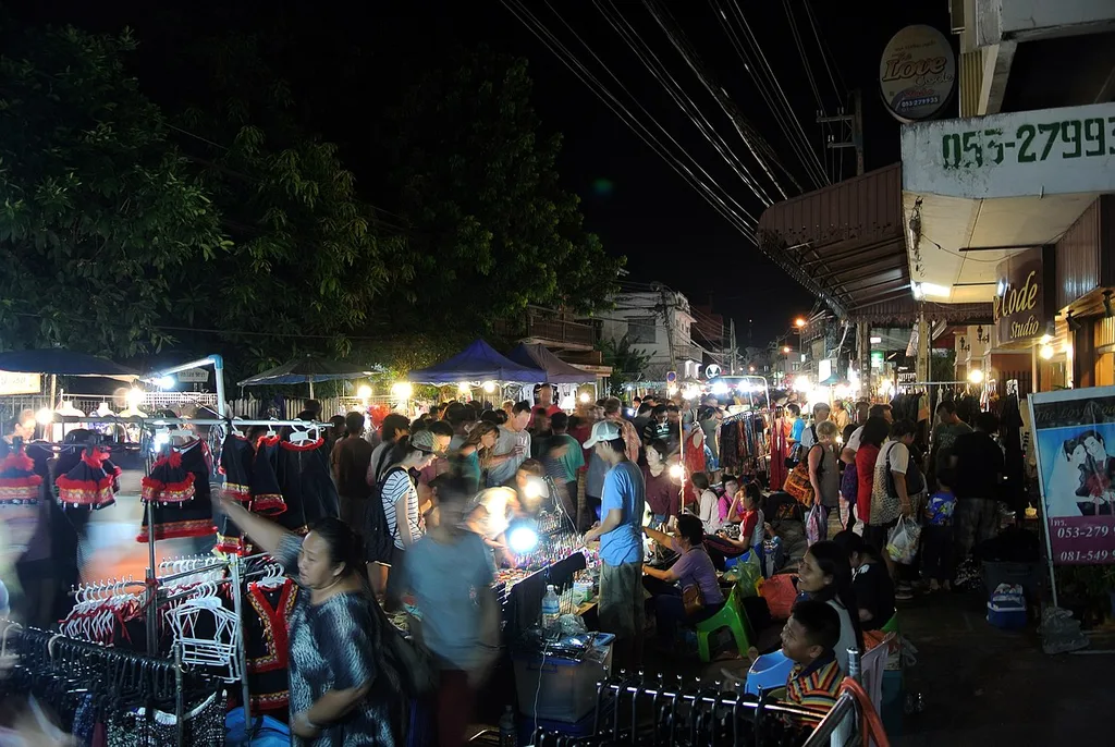 우아라이 토요 걷는 거리(Wua Lai Walking Street / ถนนคนเดินวัวลาย)