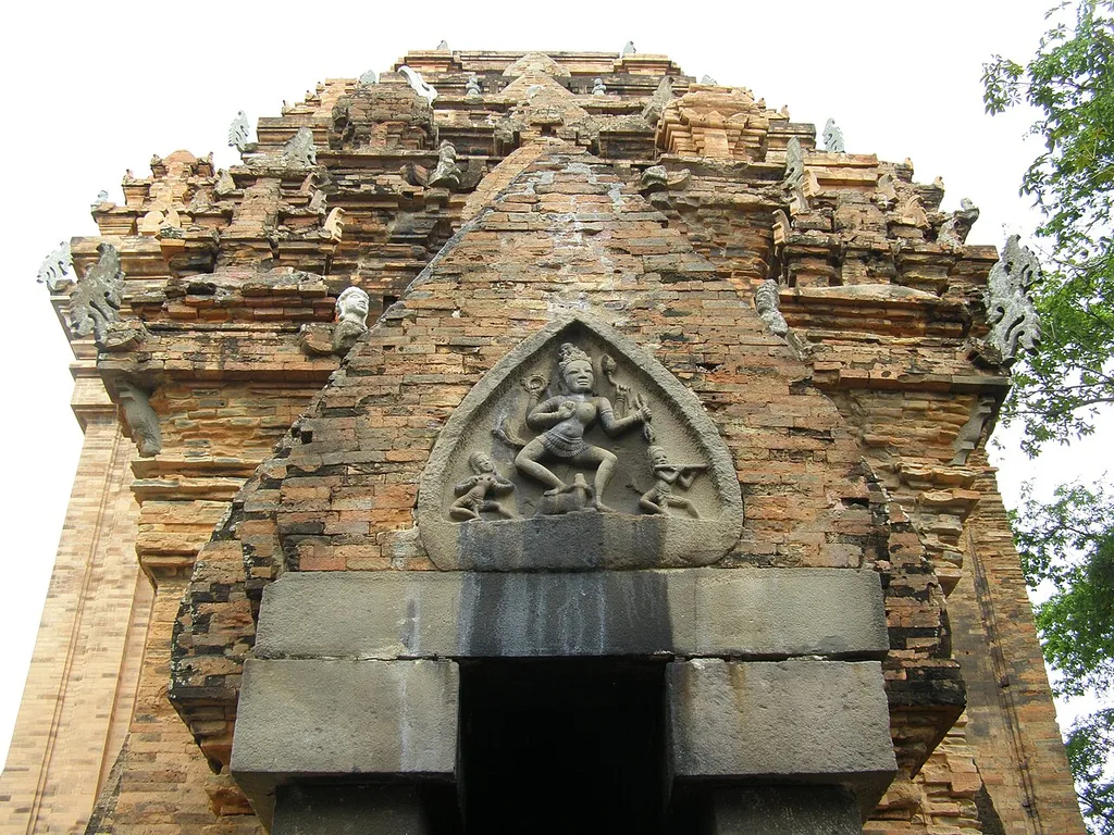 포나가르 참탑(Di tích Tháp Bà Ponagar)