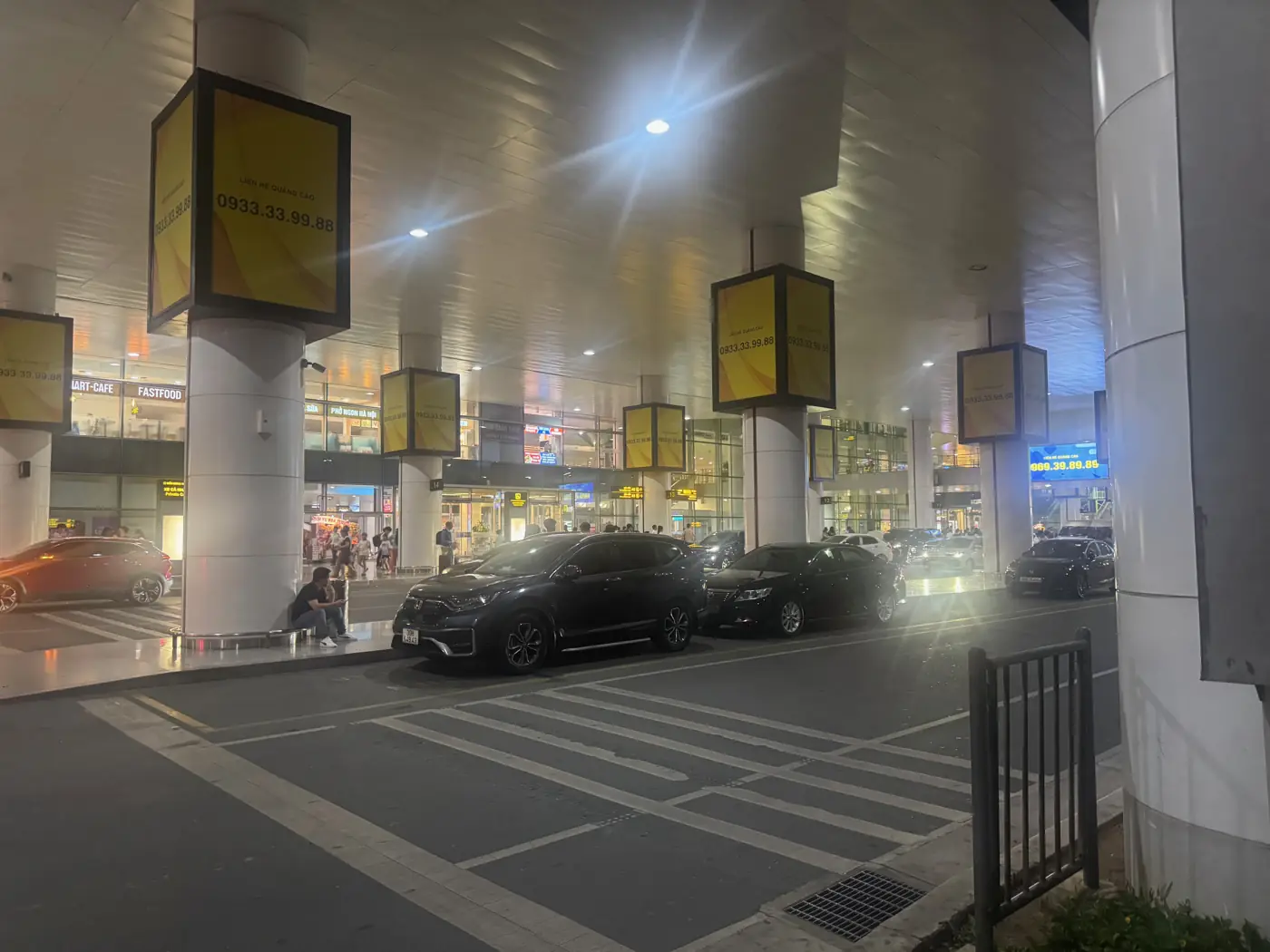 밤의 하노이 노이바이 공항 앞 주차장과 가로등
