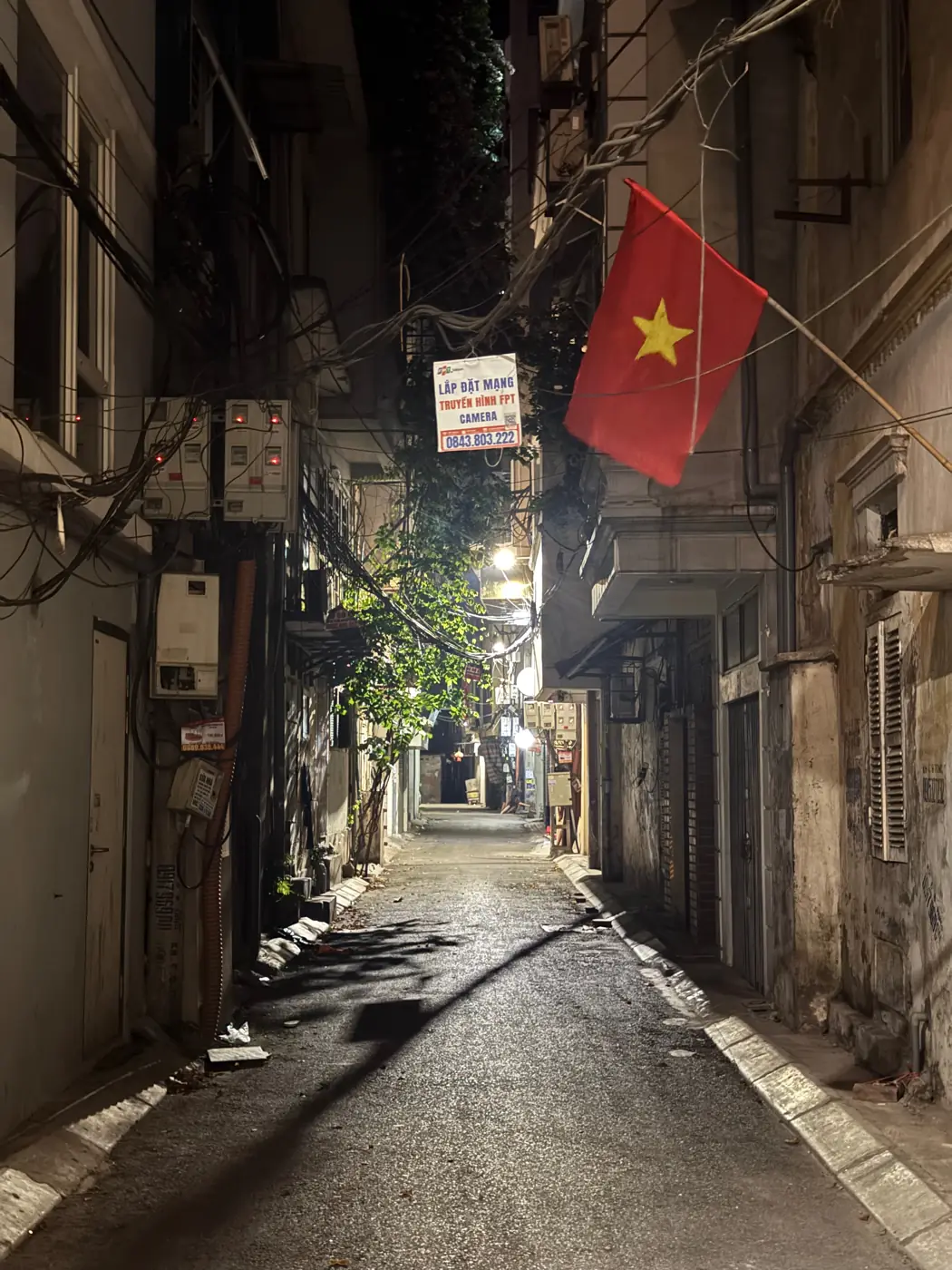 베트남 국기가 걸린 좁은 골목길, 밤