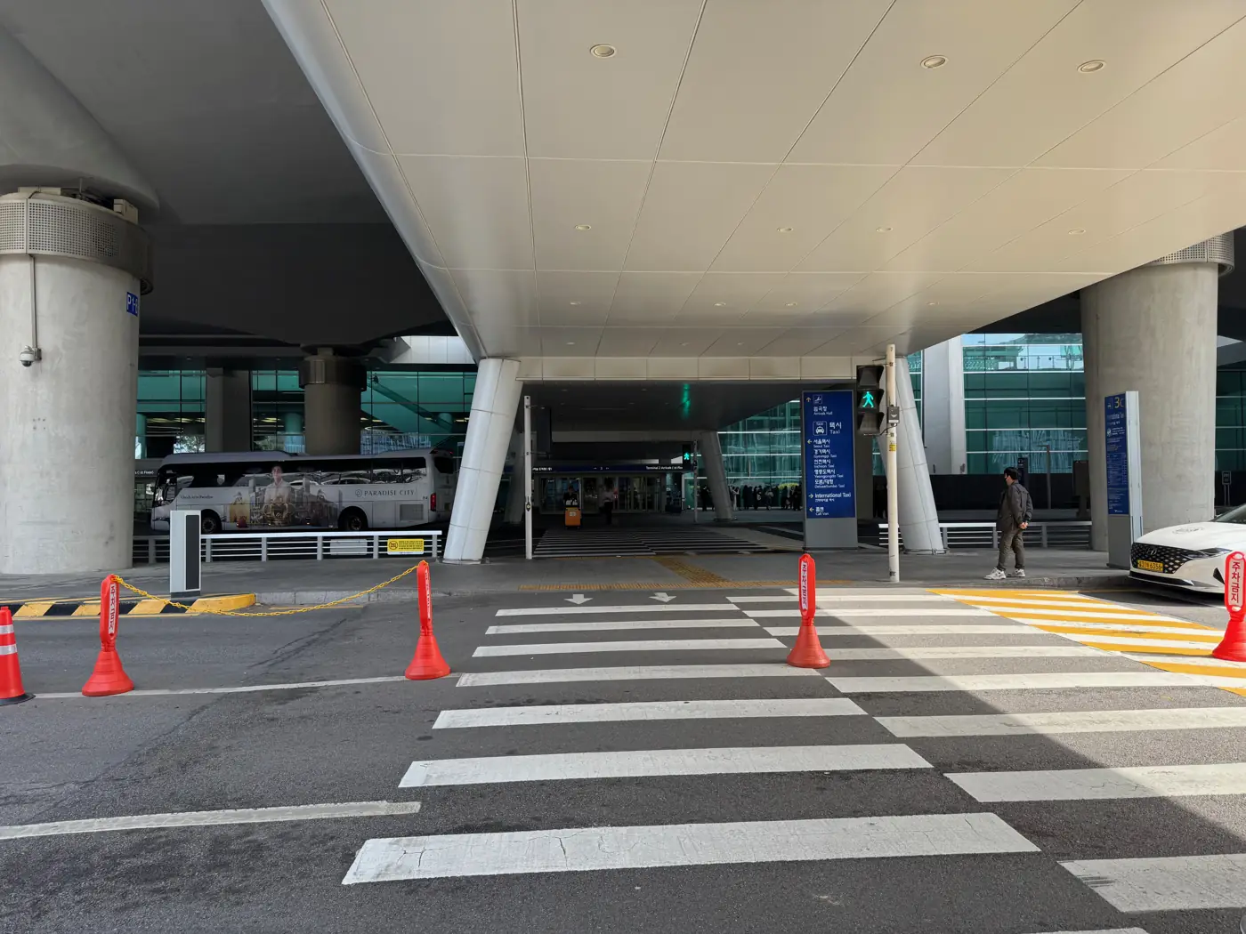인천공항 터미널 앞 횡단보도와 차도