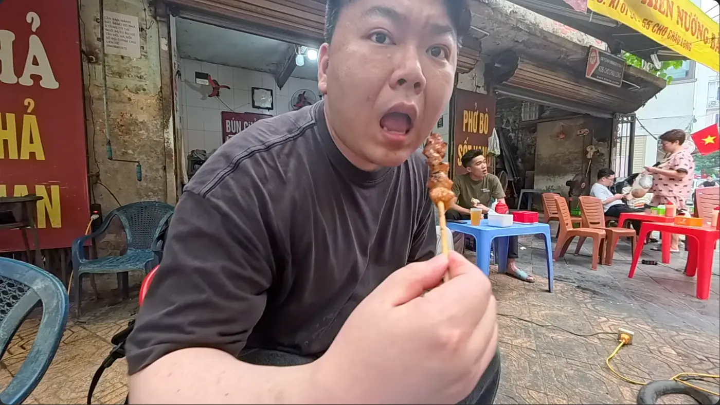 꼬치를 한 입 먹고 놀란 표정