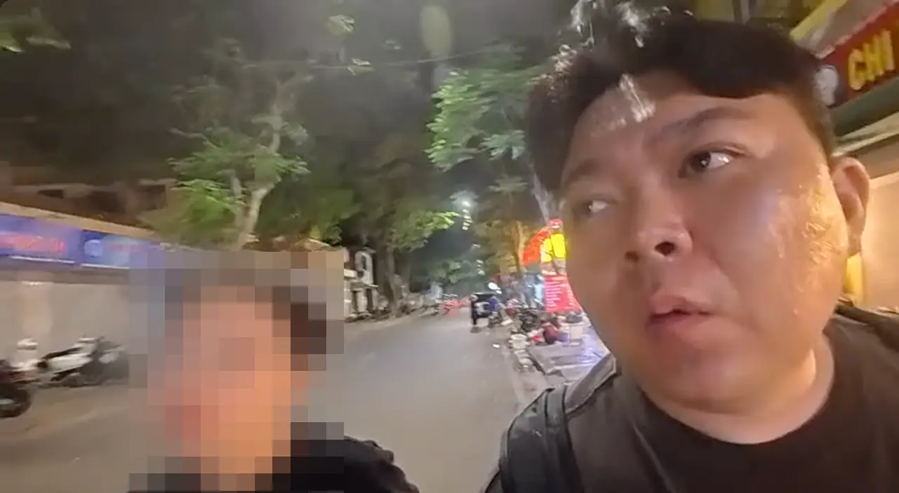 저녁을 먹고 나온 밤거리에서 얼굴을 가린 안이와 함께 선 모습