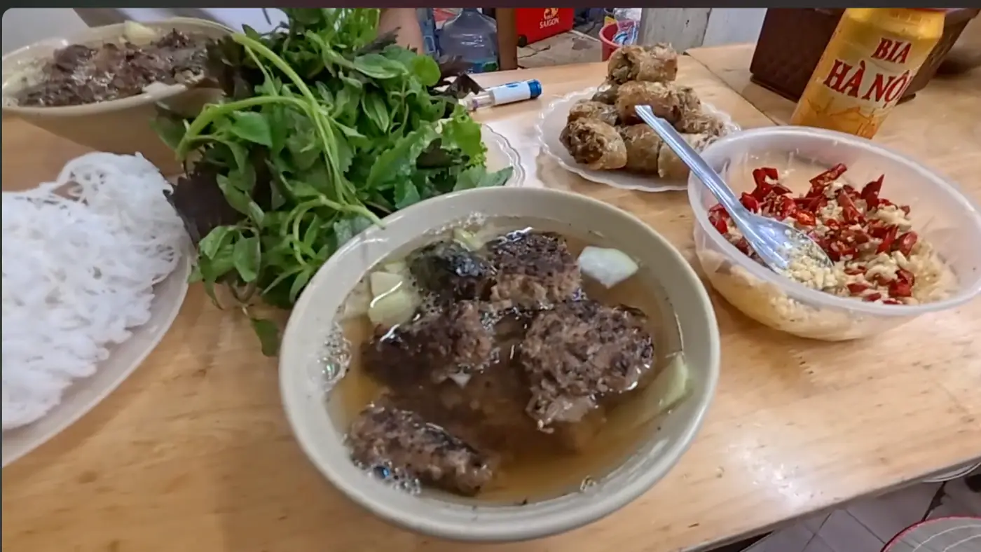 분짜 국물 그릇과 쌀국수 면, 채소, 튀긴 넴, 하노이 맥주