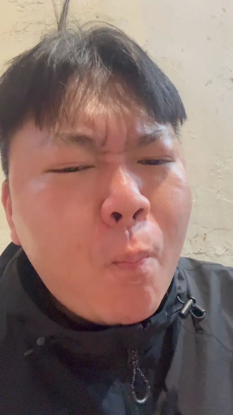 맥주를 한 모금 마시고 눈을 질끈 감은 얼굴