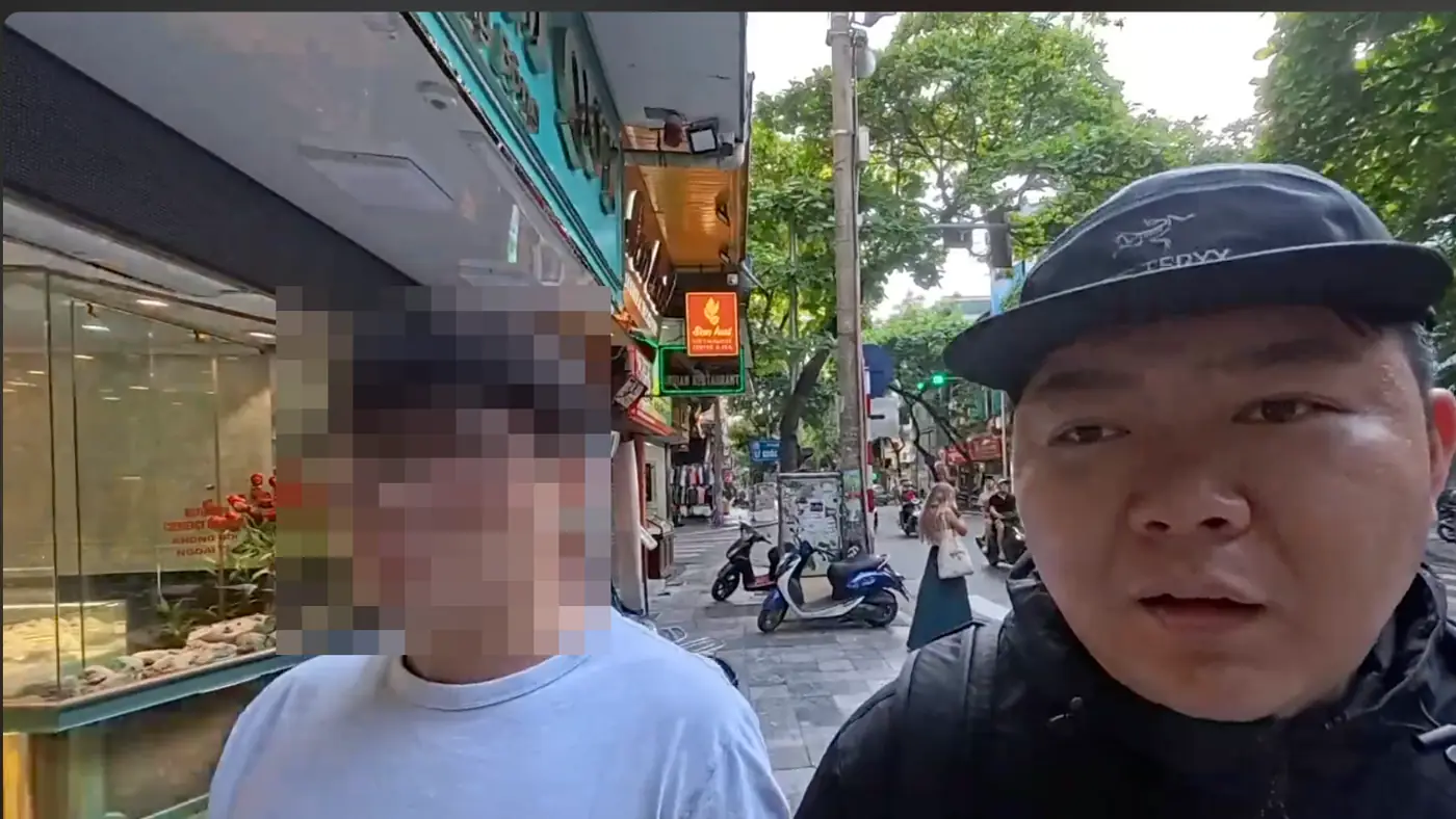 하노이 거리에서 얼굴을 가린 동행 지운과 함께 선 모습