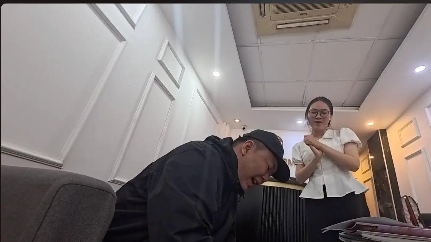 새 숙소 로비에서 허리 숙여 웃는 모습과 손을 모은 직원