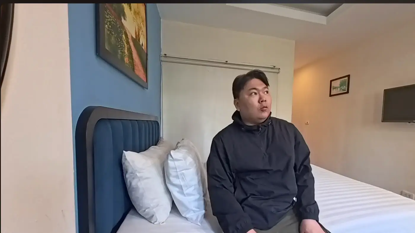 파란 벽과 그림, 하얀 침대가 있는 새 숙소 방
