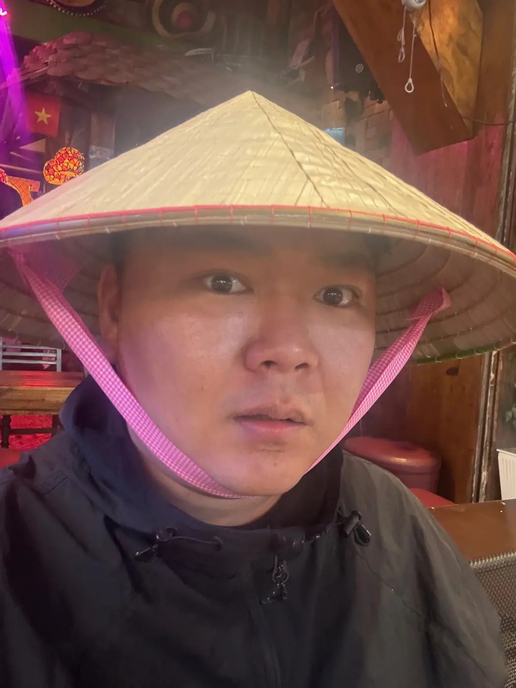 논라를 쓰고 끈을 턱에 묶은 셀카