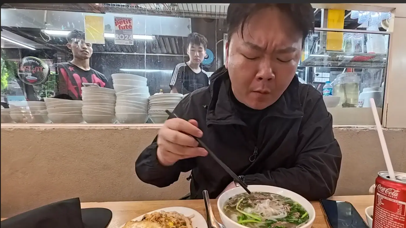 쌀국수를 먹는 모습과 앞에 놓인 계란볶음밥 · 콜라