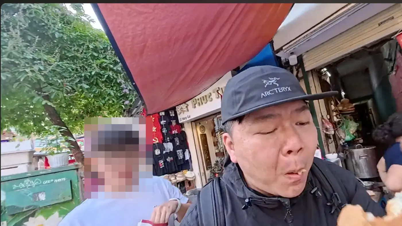 길에서 로띠를 한 입 먹는 모습