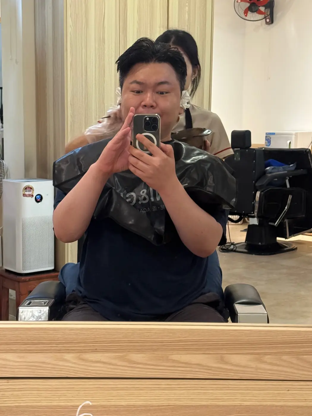이발소 거울에 비친 모습과 뒤에 선 관리사