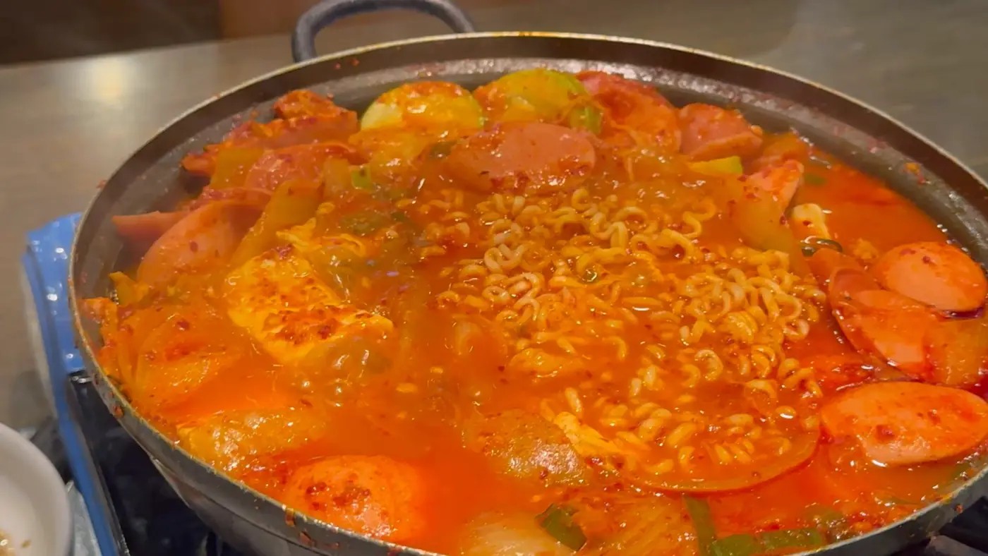 라면 사리와 햄이 들어간 부대찌개 냄비