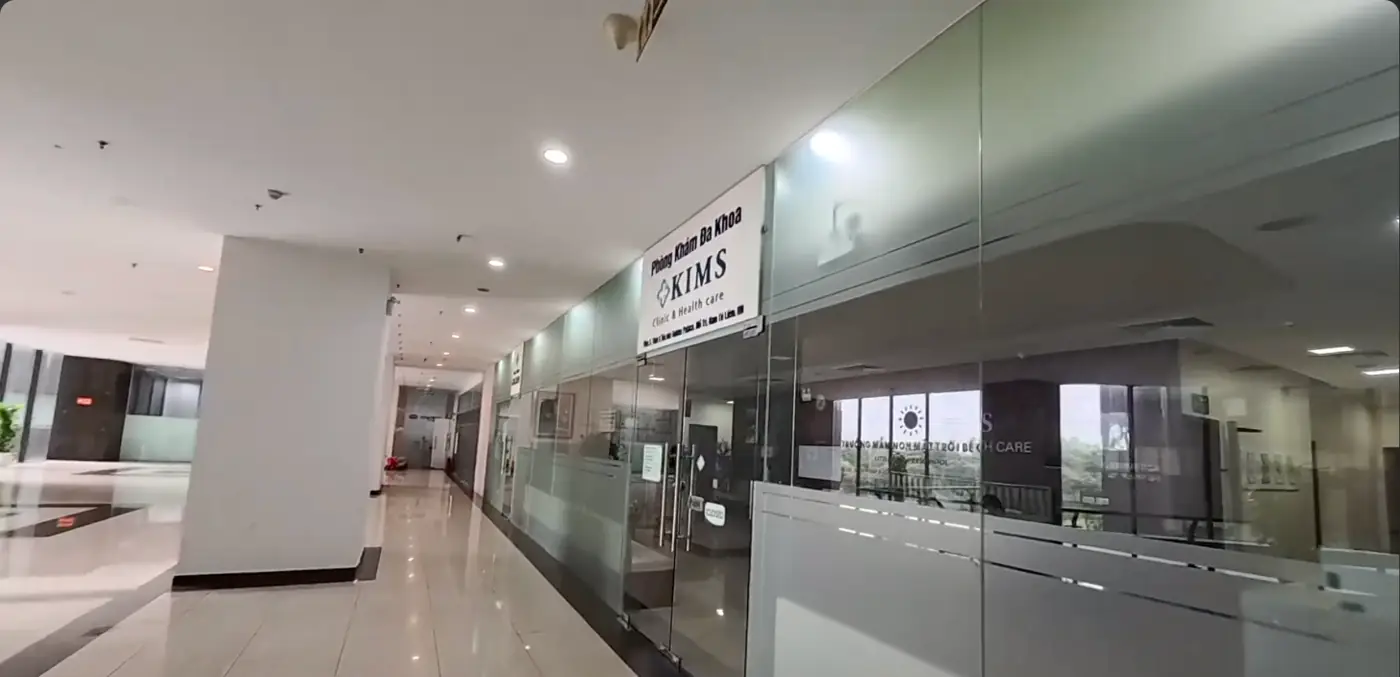 흰 복도 끝 유리문 위 KIMS Clinic 간판