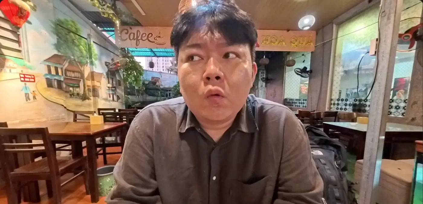 같은 카페에서 고개를 돌린 모습